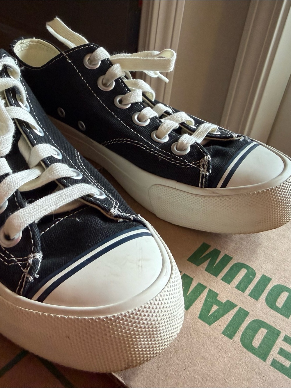 Black Canvas Low-Top Mens size 6 canvas Sneakers with White Trim